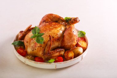 Bütün tavuğu sebzeyle kızart.