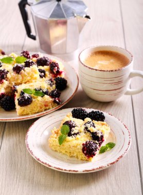 Böğürtlen ve hindistan cevizi dilimleri ufalamak 