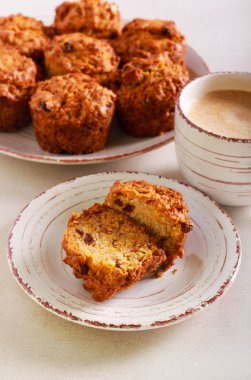 Meyve ve fındık ile Havuç kek, servis 