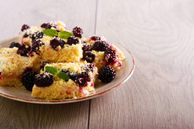 Böğürtlen ve hindistan cevizi dilimleri ufalamak 