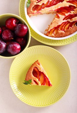 Erikli kek, dilimlenmiş ve servis 