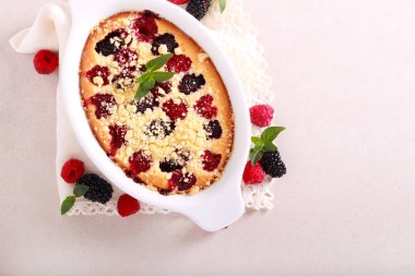 Streusel ile böğürtlen ve ahududu kek 