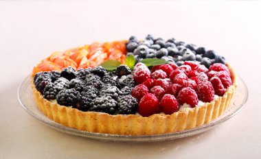 Çeşitli çilek ve meyve tart 