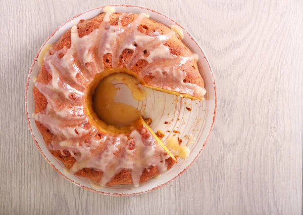 Ciasto pierścieniowe z glazury na talerzu — Zdjęcie stockowe