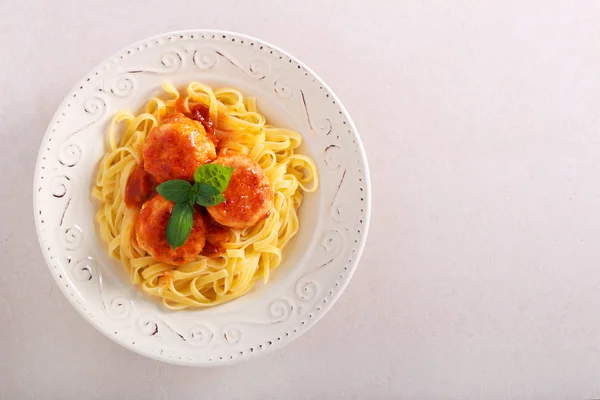 Putenfrikadellen mit Nudeln — Stockfoto