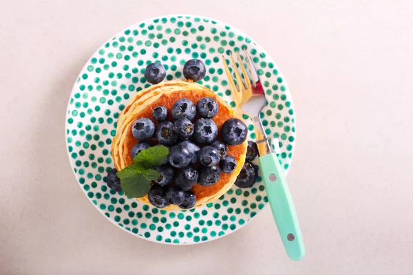 Üstüne yaban mersini ile Krep, servis 