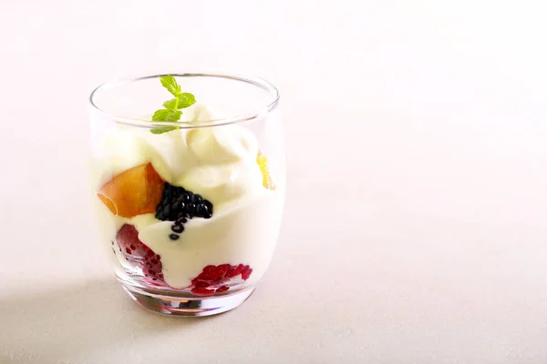 Десерт из ягод и сливок в стакане — стоковое фото