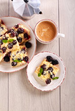 Böğürtlen ve hindistan cevizi dilimleri ufalamak 