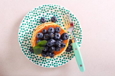 Üstüne yaban mersini ile Krep, servis 