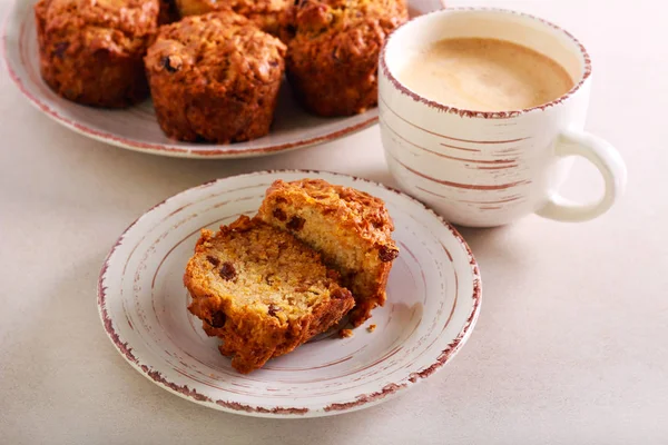 Karottenkuchen mit Früchten und Nüssen, serviert — Stockfoto