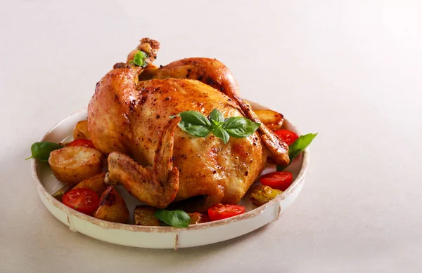 Roast whole chicken with vegetables — Stock Photo, Image