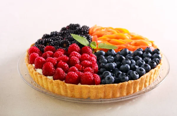 Diverse bessen en fruit taart — Stockfoto