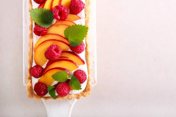 Peach and raspberry cream tart — Stock Photo, Image