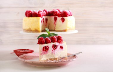Ahududu cheesecake, dilimlenmiş ve servis 