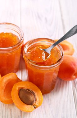 Taze ev yapımı kayısı reçeli