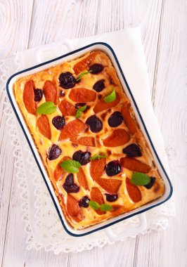 Meyve ve meyve tepesi süzme peynir kek 