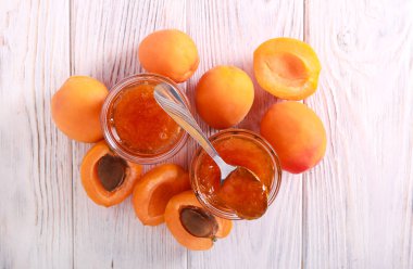 Taze ev yapımı kayısı reçeli 