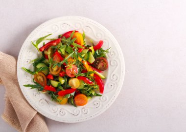 taze yaz sebze salatası 