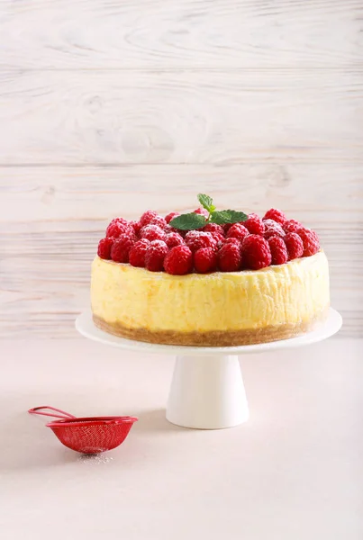 Ahududu cheesecake, tabakta servis — Stok fotoğraf