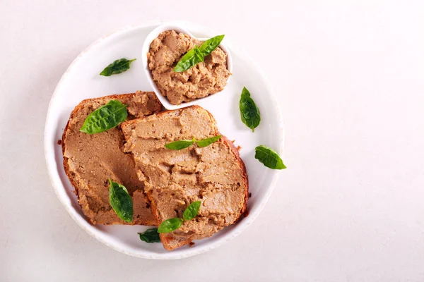 Paté de hígado de pollo sobre rebanadas de pan —  Fotos de Stock