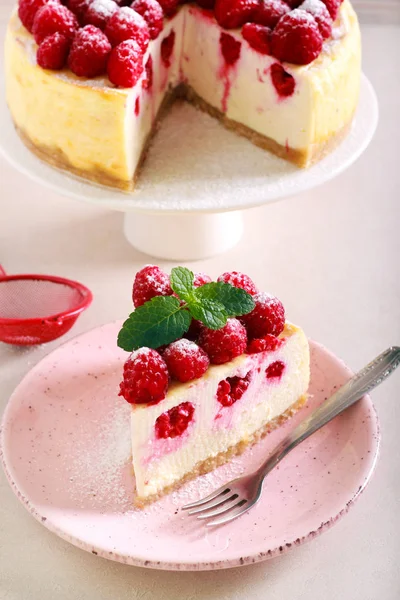Ahududu cheesecake, dilimlenmiş — Stok fotoğraf