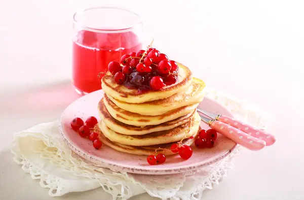 Frittelle al latticello con guarnizione di bacche — Foto Stock