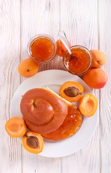 Brötchen mit Marillenmarmelade — Stockfoto