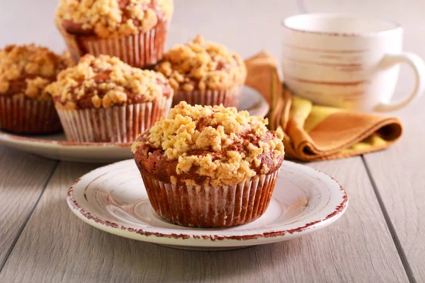 Fruit muffins with crumble topping, served — Stock Photo, Image