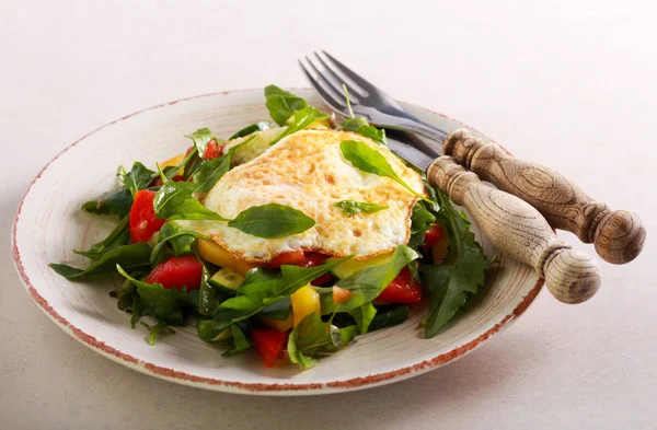 Салат с яичницей сверху — стоковое фото