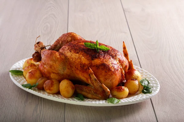 Poulet entier rôti aux pommes de terre — Photo