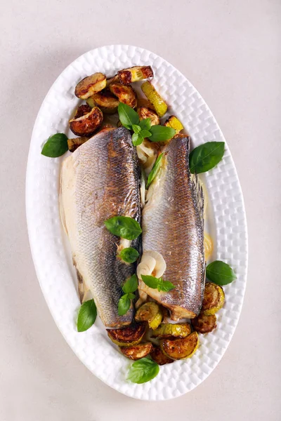 Bakad havsabborre fisk med zucchini — Stockfoto