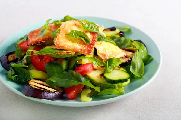 Verse salade met gegrilde groenten — Stockfoto