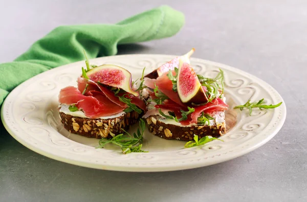 Prosciutto, arugula ve incir — Stok fotoğraf