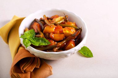 Domates soslu sebze güveç