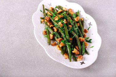 Fındık ve nane ile yeşil fasulye 