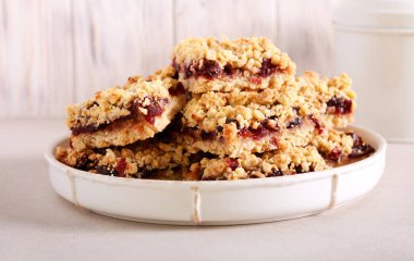 Kızılcık kek tepesi crumble 