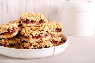 Kızılcık kek çubukları tepesi crumble 