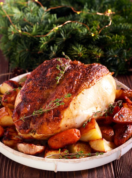 Corona de tomillo de gallo con patatas y zanahorias — Foto de Stock