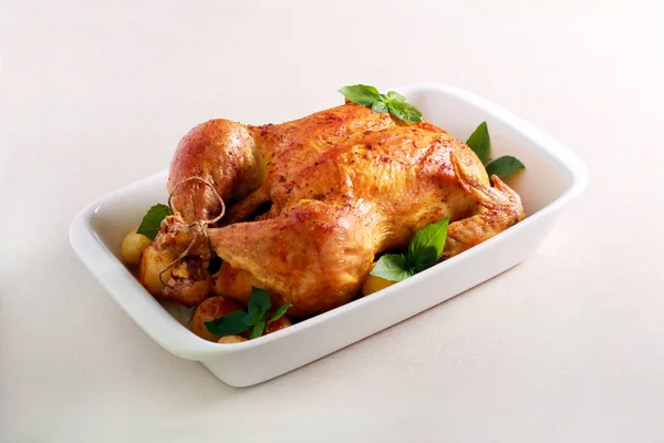 Sült csirke burgonyával — Stock Fotó