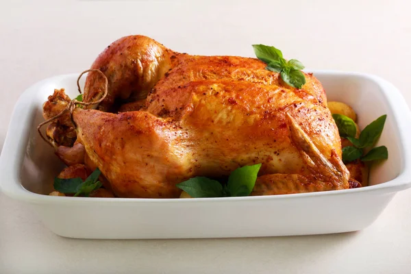 Roast whole chicken with potatoes — Stock Photo, Image