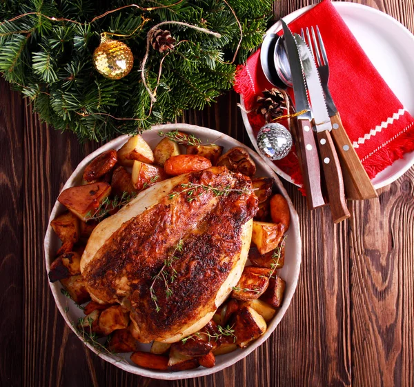 Corona de tomillo de gallo con patatas y zanahorias — Foto de Stock