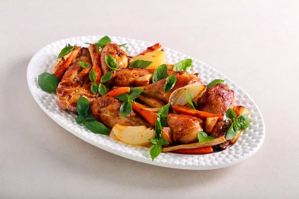 야채를 곁들인 구운 치킨 드럼스틱 — 스톡 사진