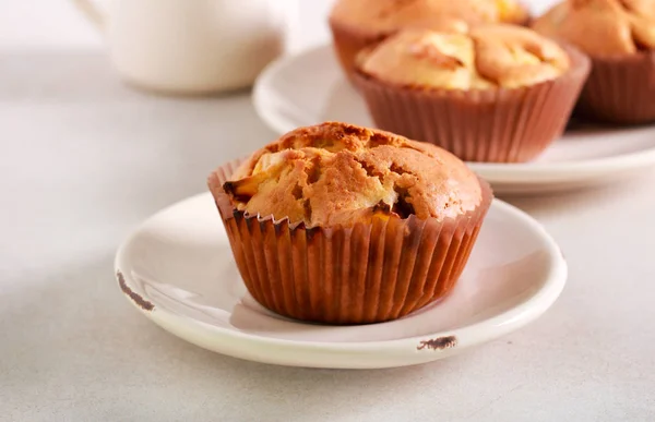 Frukt muffins, serveras — Stockfoto