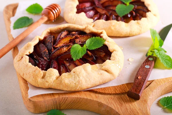 Spicy plum galettes, with honey topping — Stock Photo, Image