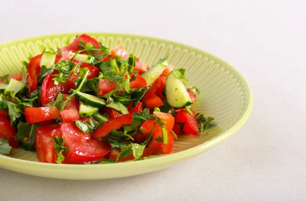 Salat mit frischem Gemüse serviert — Stockfoto
