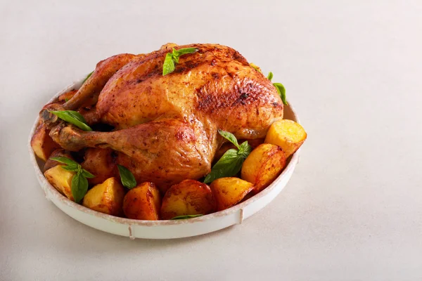 Baked whole chicken with potatoes — Stock Photo, Image