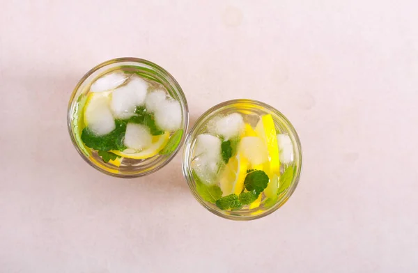 Refreshing lemon and mint drink — Stock Photo, Image
