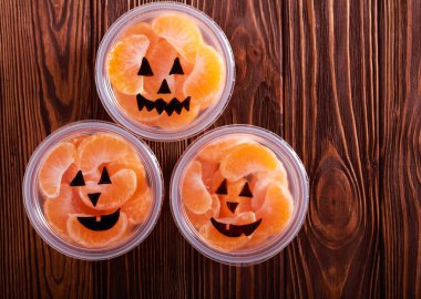 Jack o fener gibi süslenmiş kutularda mandalina dilimleri 