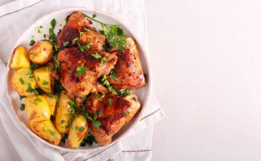 Kızarmış tavuk uyluk ve kızarmış patates
