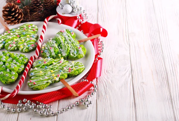 Biscoitos de árvore de Natal em paus, decorados — Fotografia de Stock